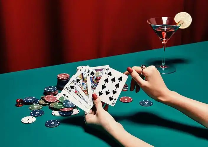 မြန်မာ ကစားသမား မိုဘိုင်းဖုန်းဖြင့် Live Baccarat ကတ်ဂိမ်း ကစားနေသော မြင်ကွင်း